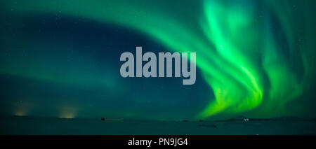 Aurora Borealis spektakulären Blick auf die Nordlichter am Himmel über Hotel Ranga tourist resort bei Hella im Süden Islands Stockfoto