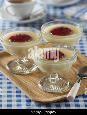 Grießbrei mit Marmelade. Traditionelle Dessert. Essen UK Stockfoto