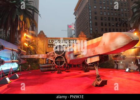 Eine Replik X-wing Fighter 12/10/2016 Die Weltpremiere von "Schurkenstaaten: ein Star Wars Geschichte" gehalten im Pantages Theater in Los Angeles, CA Foto von Izumi Hasegawa/HNW/PictureLux Stockfoto