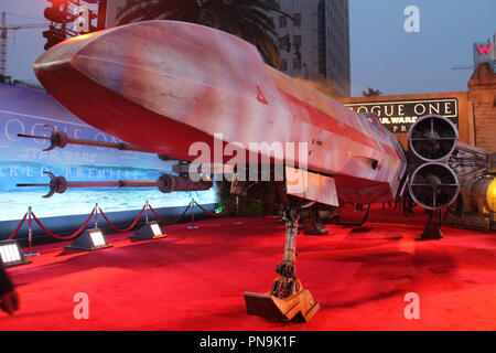 Eine Replik X-wing Fighter 12/10/2016 Die Weltpremiere von "Schurkenstaaten: ein Star Wars Geschichte" gehalten im Pantages Theater in Los Angeles, CA Foto von Izumi Hasegawa/HNW/PictureLux Stockfoto