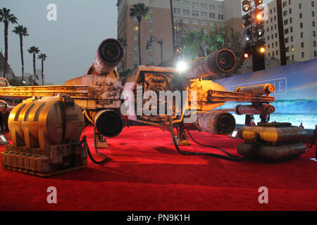 Eine Replik X-wing Fighter 12/10/2016 Die Weltpremiere von "Schurkenstaaten: ein Star Wars Geschichte" gehalten im Pantages Theater in Los Angeles, CA Foto von Izumi Hasegawa/HNW/PictureLux Stockfoto