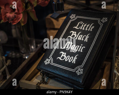 SEPTEMBER 15, 2018: Bangkok, Thailand: Schwarze Magie buch Dekoration auf hölzernen Kasten auf dunklem Hintergrund. Stockfoto