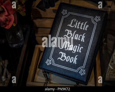 SEPTEMBER 15, 2018: Bangkok, Thailand: Schwarze Magie buch Dekoration auf hölzernen Kasten auf dunklem Hintergrund. Stockfoto