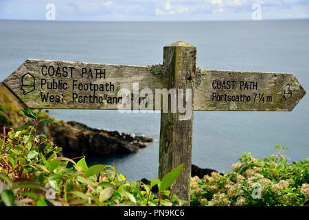 Coast Path hölzernen Wegweiser außerhalb des Dorf Eglinton auf der Roseland Halbinsel, Cornwall, South West England, Großbritannien Stockfoto