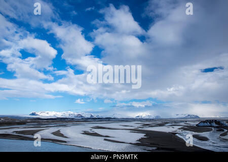 Lava mit Hinter (ganz links) Skeioararjokull Gletscher Teil des Vatnajökull Gletscher Vatnajökull National Park, South East Iceland Stockfoto