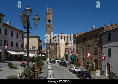 Piazza Garibaldi und Palazzo Gemeinde in Hilltop Stadt Montalcino, Toskana, Italien Stockfoto