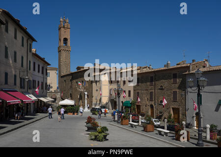 Piazza Garibaldi und Palazzo Gemeinde in Hilltop Stadt Montalcino, Toskana, Italien Stockfoto