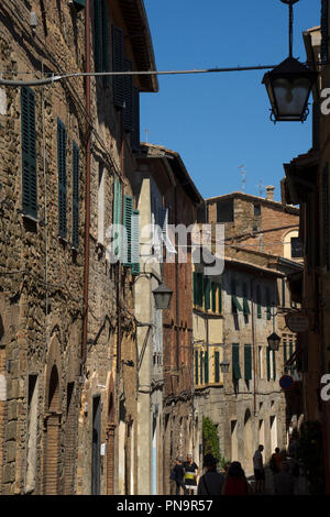 Gasse in Hilltop Stadt Montalcino, Toskana, Italien Stockfoto