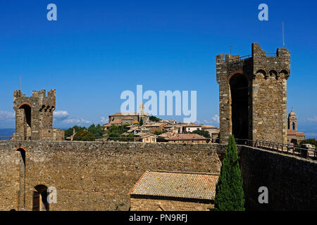 Festung und Blick auf die Hügel von Montalcino, Toskana, Italien Stockfoto