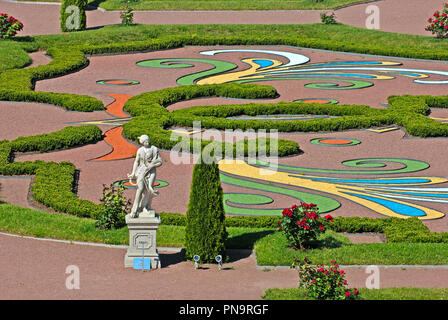 ORANIENBAUM, St.-Petersburg, Russland - Juli 3, 2015: Sommer Statue. Untere Garten in Oranienbaum Schloss und Park Ensemble. Stockfoto