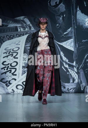 Modell GEHEN AUF DEM CATWALK AUF DEM LFW FÜR EIN | aus. DESIGNER: CHOCOLAB SS 19. Dienstag 18. SEPTEMBER Stockfoto