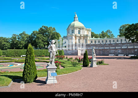 ORANIENBAUM, St.-Petersburg, Russland - Juli 3, 2015: Japanischer Pavillon des Grand Menschikow-palast. Vordergrund ist Omphale Statue. Stockfoto