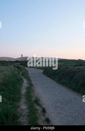 Die üppigen, grünen Sommer Nordsee Küste Landschaft in der Nähe von Hjorring Dänemark mit den verlassenen Rubjerg Knude lighhouse in der Ferne. Stockfoto