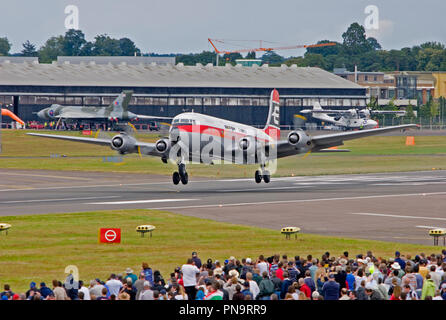 British Eagle Douglas DC-6A Flugzeug Landung auf einer Start- und Landebahn nach Durchführung einer Anzeige an einer Flugschau. Stockfoto