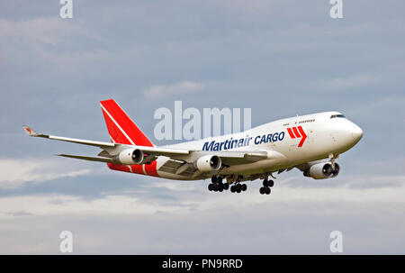 Martinair Cargo Boeing 747-412(Bcf) Frachter Landung am Flughafen London Stansted. Stockfoto