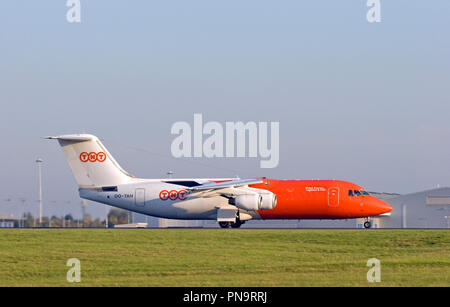 TNT Airways BAe 146-300 QT-Frachtflugzeuge Rollen zum Abflug Flughafen London Stansted. Stockfoto