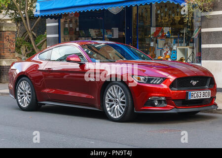 Norwich, Norfolk. 18. September 2018 Rot 5,0 Liter-V8 Ford Mustang auf einer Straße in Norwich Norfolk geparkt. Bild von Mark Bullimore Fotografie Stockfoto