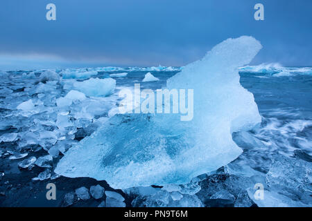 Gletscherlagune Jokulsarlon von Vatnajökull National Park. Schwimmende Eisberge in blauem Wasser aus Breioamerkurjokull Gletscher, Teil des Vatnajökull Gletscher Stockfoto