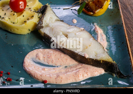 Heilbutt-filet mit mushed Kartoffel und Sauce Stockfoto