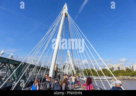 Moderne Schrägseilbrücke Golden Jubilee Bridge von Hungerford Brücke über die Themse, die Charing Cross Station hinter, auf einem sonnigen Spätsommer Tag Stockfoto