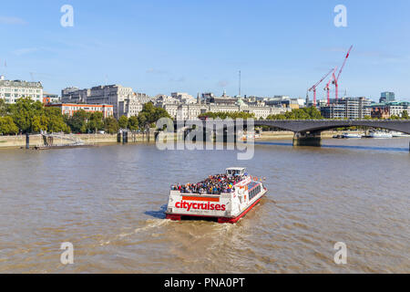 City Cruises Bootsfahrt auf der Themse von Festival Pier und Waterloo Bridge, London, mit Blick auf die North Bank Damm an einem sonnigen Tag Stockfoto