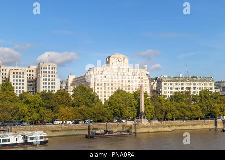 Iconic Art déco-Shell Mex Haus und historische Cleopatra's Needle Obelisk auf dem nördlichen Ufer Ufer der Themse, London WC 2 an einem sonnigen Tag Stockfoto