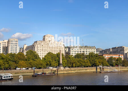 Iconic Art déco-Shell Mex Haus und historische Cleopatra's Needle Obelisk auf dem nördlichen Ufer Ufer der Themse, London WC 2 an einem sonnigen Tag Stockfoto