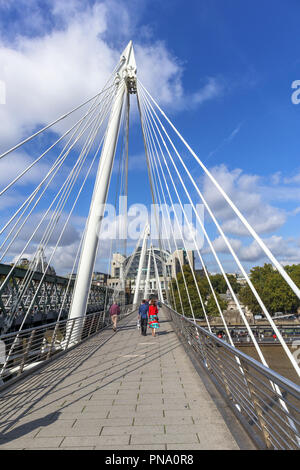 Moderne Schrägseilbrücke Golden Jubilee Bridge von Hungerford Brücke über die Themse, die Charing Cross Station hinter, auf einem sonnigen Spätsommer Tag Stockfoto