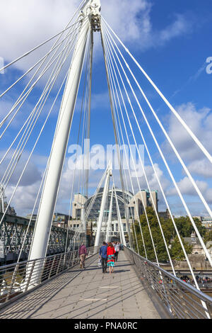 Moderne Schrägseilbrücke Golden Jubilee Bridge von Hungerford Brücke über die Themse, die Charing Cross Station hinter, auf einem sonnigen Spätsommer Tag Stockfoto