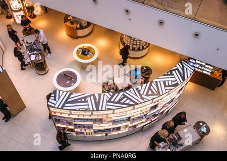 Anzeige von Luxusgütern und Parfüms von oben in die kultigen Flagship Oxford Street John Lewis & Partner Einzelhandel Kaufhaus gesehen, London W1 Stockfoto