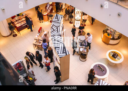 Anzeige von Luxusgütern und Parfüms von oben in die kultigen Flagship Oxford Street John Lewis & Partner Einzelhandel Kaufhaus gesehen, London W1 Stockfoto