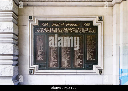 Gedenktafel an der Waterloo Station Eingang, London, UK mit der Rolle der Ehre der Mitarbeiter, die heldenhaft ihr Leben gaben im Großen Krieg 1914-1918 Stockfoto