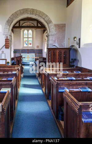 Traditionelle Holzbänke und Innenansicht in kleinen Wisley Kirche im Dorf Wisley, Surrey, Großbritannien zurück zu Zeiten der Normannen in über 1150 Stockfoto