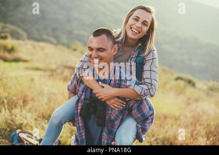 Glückliches Paar ist Wandern in den Bergen. Stockfoto