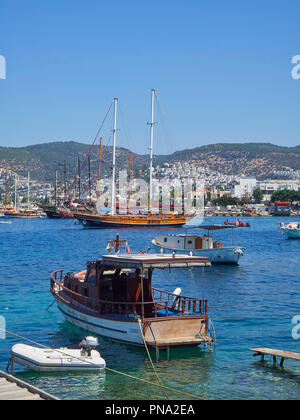 Bodrum, Türkei - Juli 5, 2018. Boote bei Kumbahce Bucht mit Bodrum im Hintergrund. Provinz Mugla, Türkei. Stockfoto