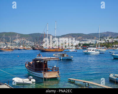 Bodrum, Türkei - Juli 5, 2018. Boote bei Kumbahce Bucht mit Bodrum im Hintergrund. Provinz Mugla, Türkei. Stockfoto