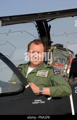 Pilot Matt Barker RAF Royal Air Force Solo BAE Hawk Air Display Pilot sitzt im Cockpit eines Hawk T1 mit Schutzdach und Zündschnüre Stockfoto