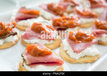 Mit geräuchertem Fleisch, Käse und Tomaten Sauce Canape Stockfoto