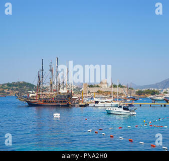 Bodrum, Türkei - Juli 5, 2018. Segelboote und Yachten an Kumbahce bay günstig mit dem Schloss von St. Peter im Hintergrund. Provinz Mugla, Türkei. Stockfoto