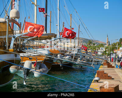 Bodrum, Türkei - Juli 6, 2018. Boote im Hafen von Bodrum. Provinz Mugla, Türkei. Stockfoto