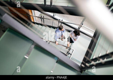 Zuversichtlich Geschäftspartner Fuß in Bürogebäude und sprechen Stockfoto