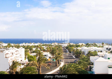 COSTA TEGUISE, SPANIEN Dezember 12, 2017: Blick aufs Meer von Costa Teguise Dorf am 12. Dezember 2017 auf der Insel Lanzarote, Spanien. Costa Teguise Stockfoto