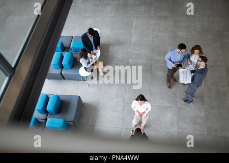 Gruppe von Anwälten gemeinsam diskutieren Vertrag im Büro Stockfoto