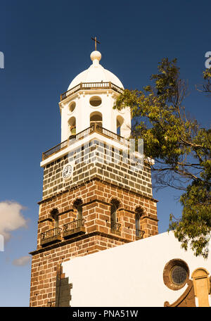 TEGUISE, SPANIEN AM 13. DEZEMBER 2017: Glockenturm der Iglesia de Nuestra Señora de Guadalupe Kirche am 13. Dezember 2017, in Teguise, Spanien. Stockfoto