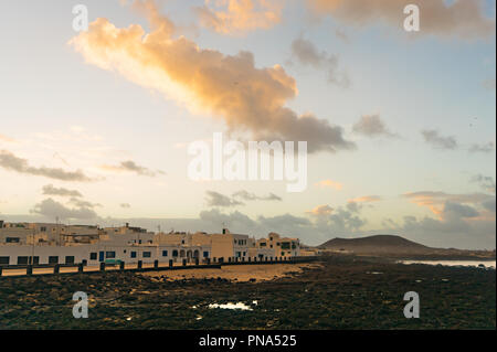 LANZAROTE, SPANIEN AM 12. DEZEMBER 2017: Sonnenuntergang auf kleine Dorf am Meer am 12. Dezember 2017 auf der Insel Lanzarote, Spanien. Stockfoto