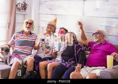 Gemischten Alters kaukasischen Familie zu Hause feiern, ein Ereignis oder eine Partei zusammen eine Menge Spaß. Lachen und Lächeln für gerne ältere Erwachsene und junge T-Stück Stockfoto