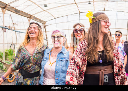 Hippy Stil und Kleidung und Kleider für die Gruppe der Frauen rebel kostenlos Freunde genießen und in Freundschaft mit Farben und alternative Feiern Stockfoto