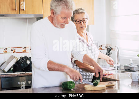 Ältere Erwachsene kaukasischen Paar zu Hause vorbereiten Abendessen oder Mittagessen zusammen. Beziehung und Familie Lifestyle für Menschen in Liebe verheiratet. echte Menschen sc Stockfoto