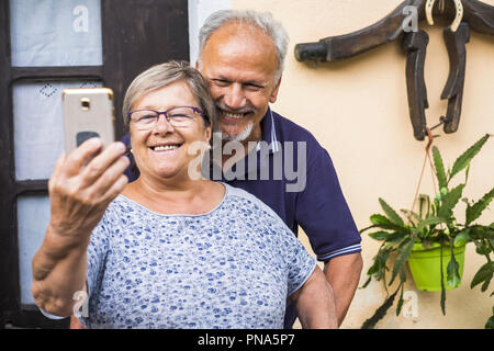 Ältere reifen Rentnerehepaar tun ein video chat Konferenz mit Eltern, die weit entfernt leben. erwachsene Menschen lernen Technik setzen moderne und Live Wette. Stockfoto