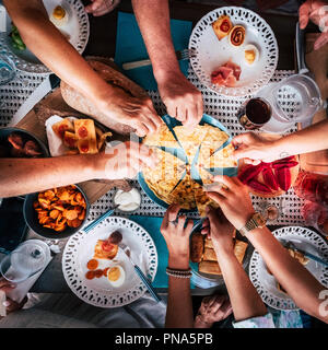 Luftbild von oben für Tabelle und Hände und eine Menge Essen und Getränke. Feier und Party event Konzept Bild. alle Hände aus der gleichen Pla Stockfoto